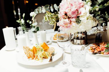 Düğün günü zarif Tablo ayarı