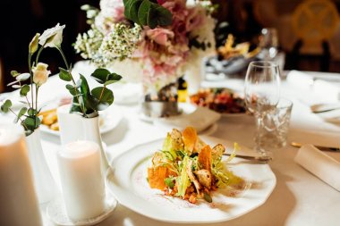 Düğün günü zarif Tablo ayarı