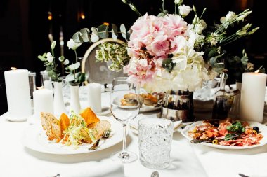 Düğün günü zarif Tablo ayarı