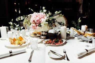 Düğün günü zarif Tablo ayarı