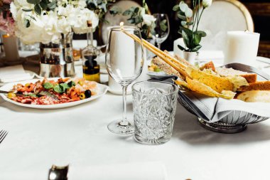 Düğün günü zarif Tablo ayarı