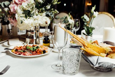 Düğün günü zarif Tablo ayarı