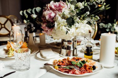 Düğün günü zarif Tablo ayarı