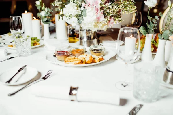 結婚式の日にエレガントなテーブルセッティング — ストック写真