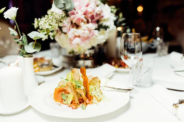 Düğün günü zarif Tablo ayarı