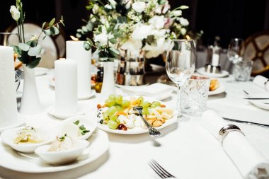 Düğün günü zarif Tablo ayarı