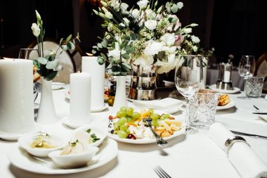 Düğün günü zarif Tablo ayarı