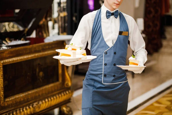 Camarero Camisa Blanca Trayendo Postre Ordenado — Foto de Stock