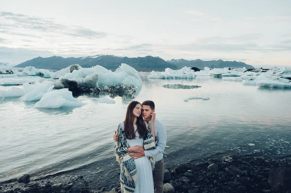 Tineri Cuplu Elegant Islanda Lângă Laguna Glaciară — Fotografie, imagine de stoc