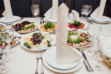 Tatil için yemekler masaya servis.