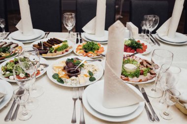 çatal bıçak ve cam kadehlerle yemek masası seti. Partiden önce restoranda.