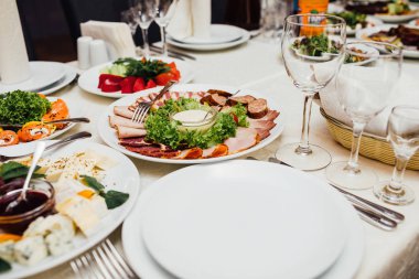 Tatil için yemekler masaya servis.