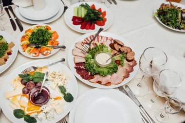 Festival tablo yemekleri, ekmek ve içki ile servis