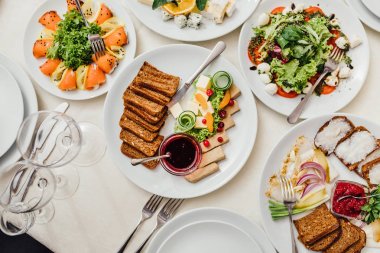 çatal bıçak ve cam kadehlerle yemek masası seti. Partiden önce restoranda.