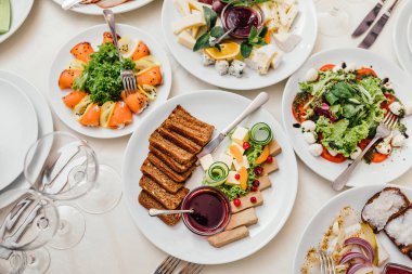 Tatil için yemekler masaya servis.