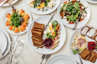 Tatil için yemekler masaya servis.