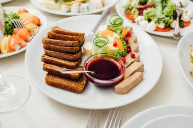 Güzel dekore edilmiş yemek sofrası farklı yemek ve aperatiflerle kurumsal noel partisi ya da düğün kutlaması için.