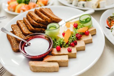 çatal bıçak ve cam kadehlerle yemek masası seti. Partiden önce restoranda.