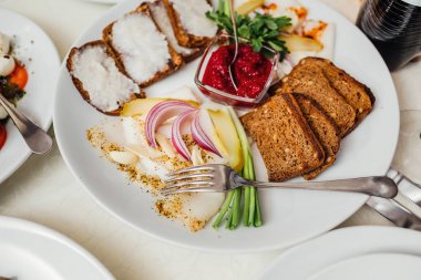 çatal bıçak ve cam kadehlerle yemek masası seti. Partiden önce restoranda.