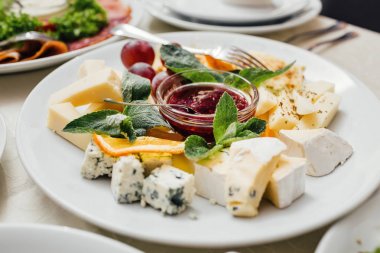 çatal bıçak ve cam kadehlerle yemek masası seti. Partiden önce restoranda.