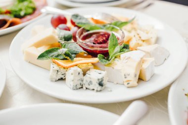 Tatil için yemekler masaya servis.