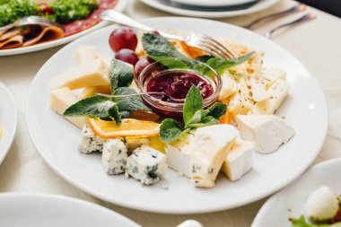 Güzel dekore edilmiş yemek sofrası farklı yemek ve aperatiflerle kurumsal noel partisi ya da düğün kutlaması için.