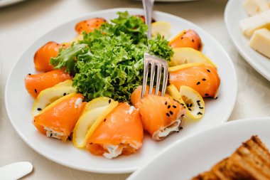 Tatil için yemekler masaya servis.