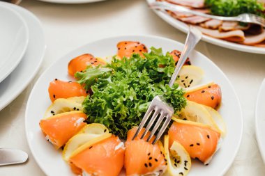 çatal bıçak ve cam kadehlerle yemek masası seti. Partiden önce restoranda.