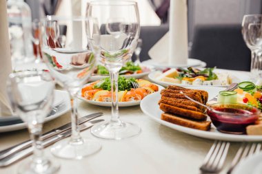 Tatil için yemekler masaya servis.