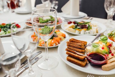 Güzel dekore edilmiş yemek sofrası farklı yemek ve aperatiflerle kurumsal noel partisi ya da düğün kutlaması için.