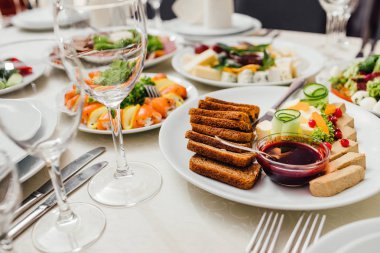 çatal bıçak ve cam kadehlerle yemek masası seti. Partiden önce restoranda.