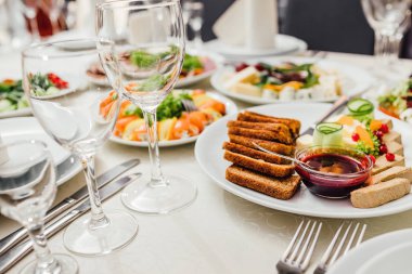 Tatil için yemekler masaya servis.