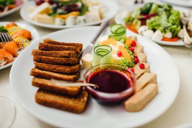 çatal bıçak ve cam kadehlerle yemek masası seti. Partiden önce restoranda.