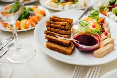 Tatil için yemekler masaya servis.