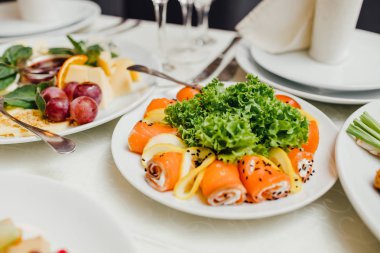 çatal bıçak ve cam kadehlerle yemek masası seti. Partiden önce restoranda.