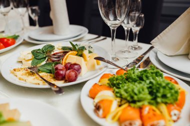 çatal bıçak ve cam kadehlerle yemek masası seti. Partiden önce restoranda.