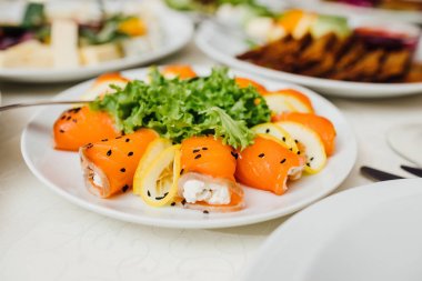 Lezzetli aromatik otlar, baharatlar ve sebzeler taze somon fileto