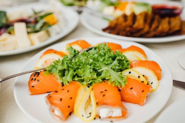 Tatil için yemekler masaya servis.