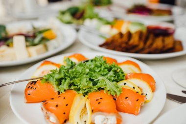 çatal bıçak ve cam kadehlerle yemek masası seti. Partiden önce restoranda.