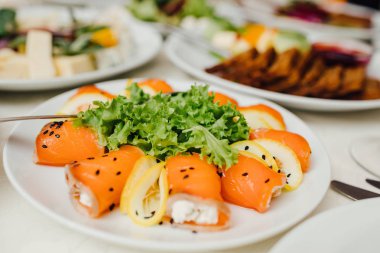 Lezzetli aromatik otlar, baharatlar ve sebzeler taze somon fileto