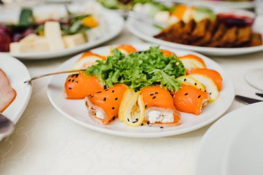 Tatil için yemekler masaya servis.