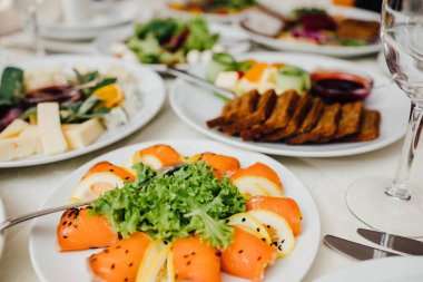 çatal bıçak ve cam kadehlerle yemek masası seti. Partiden önce restoranda.