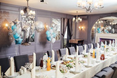 Düğün günü zarif Tablo ayarı