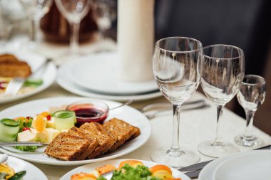 Tatil için yemekler masaya servis.