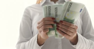 İş kadını para sayıyor. Avro banknotlarını sayan kadınların ellerini kapat.