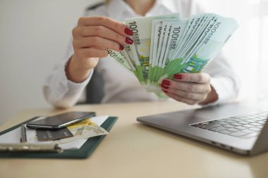 İş kadını para sayıyor. Avro banknotlarını sayan kadın ellerini kapat. Para nakit hesaplaması veya Euro döviz kuru .