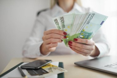 İş kadını para sayıyor. Avro banknotlarını sayan kadın ellerini kapat. Para nakit hesaplaması veya Euro döviz kuru .