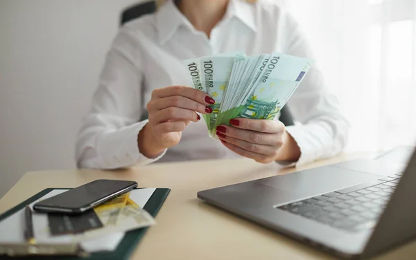 Geschäftsfrau Beim Geldzählen Großaufnahme Weiblicher Hände Beim Zählen Von Euroscheinen — Stockfoto