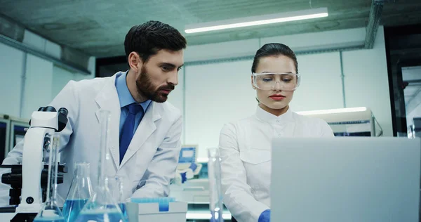 Retrato Dos Dois Cientistas Laboratório Caucasianos Homem Mulher Conversando Enquanto — Fotografia de Stock