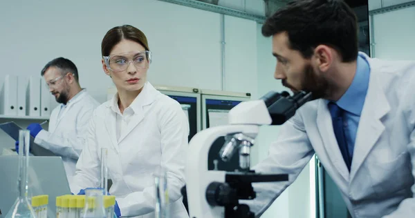 Retrato Dos Dois Cientistas Laboratório Caucasianos Homem Mulher Conversando Enquanto — Fotografia de Stock